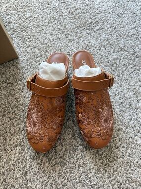 Johnny Was Embroidered Tan Leather Mule Clogs with Buckle